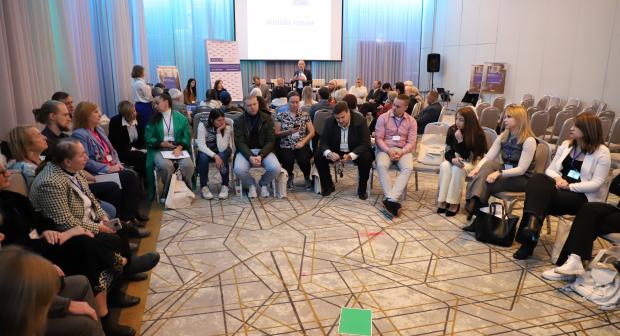 Civil society organizations (CSOs) from both banks of the Dniester/Nistru River, donors and development partners engaged in discussions in groups during the OSCE Mission’s Donors’ Forum, 23 October, Chisinau.  (OSCE/Ecaterina Leuca)